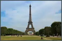 S�dlich des Eiffelturms bietet der Park Champ de Mars einen freien Blick auf das Wahrzeichen von Paris. (19.07.2018)