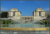Im Park vor dem Palais de Chaillot, der heute sowohl ein Theater als auch mehrere Museen beherbergt, befinden sich ausgedehnte Wasserspiele. (Paris, 19.07.2018)