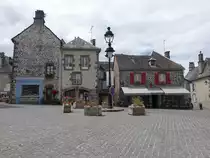 Salers, H�user aus schwarzen Vulkangestein am Place Geraud Maigne (21.07.2018)