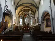 Salers, Innenraum der St. Mathieu Kirche, Wandbeh�nge aus Aubusson, Grablege aus dem 15. Jahrhundert, Tafelbilder von Jusepe de Ribera (21.07.2018)