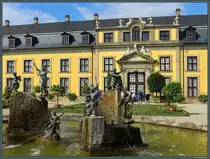 Im Orangeriegarten vor dem 1694 bis 1698 errichteten Galeriegeb�ude von Schloss Herrenhausen sprudelt der Neptunbrunnen. (11.08.2018)