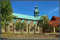 Die Hohe Domkirche St. Mari� Himmelfahrt ist eine der �ltesten Bischofskirchen Deutschlands und Teil des Unesco-Welterbes von Hildesheim. Hier zu sehen ist sind die s�dlichen Langhausarkaden mit dem barocken Vierungsturm. (12.08.2018)