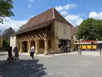 Domme, alte Markthalle mit Touristinfo am Place de la Halle (22.07.2018)