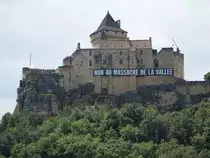 Hoch �ber einer Schleife der Dordogne gelegenes Schloss Castelnaud (22.07.2018)