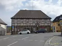Altenkunstadt, altes Rathaus. Zweigeschossiges Walmdachhaus mit Fachwerkobergeschoss, erbaut um 1800 (16.04.2017)