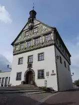 Burgkunstadt, altes Rathaus. Dreigeschossiger Satteldachbau mit Dachreiter, Erdgeschoss und erstes Obergeschoss Sandsteinbau, Westtrakt Ende 15. Jahrhundert, zweites Obergeschoss Zierfachwerk 1689/90 von J�rg Hoffmann (16.04.2017)