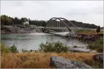 Sund. Die Br�cke �ber den Bomarsund f�hrt auf die Insel Pr�st�. In dem wei�en Holzhaus neben der Stra�e befindet sich das Bomarsund Museum. 21.07.2018