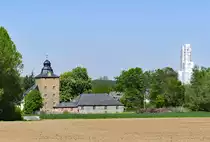 Burg Kirspenich und die  eingepackte  Kirche St. Bartholom�us in Kirspenich - 04.05.2018