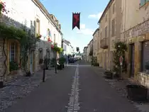 Monpazier, Rathaus und historische H�user in der Rue Notre-Dame (22.07.2018)