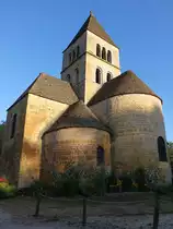 Saint-L�on-sur-V�z�re, steinplattengedeckte Pfarrkirche Saint-Leon, kreuzf�rmiger Kirchenraum mit einem von einer Halbkuppel �berw�lbten Chor, erbaut im 10. Jahrhundert (23.07.2018)