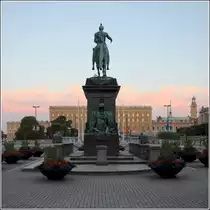 Stockholm. Von seinem Denkmal in der Mitte des Gustav Adoilfs Torg schaut K�nig Gustav II. Adolf (1594 - 1632) hin�ber zum K�niglichen Schloss. 22.07.2018