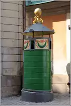 Stockholm. In der K�llargr�nd steht an der Ecke des B�rshuset dieses alte, gut gepflegte Pissoir. 19.07.2018