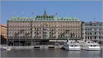 Stockholm. Dem K�niglichen Schloss gegen�ber befindet sich am S�dra Blasieholmshamnen das Grand Hotel. Hier werden auch die Nobelpreistr�ger w�hrende der Preisverleihung untergebracht. 19.07.2018
