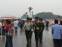 Platz des Himmlischen Friedens 09/2007. In einigen der Geb�ude der Verbotenen Stadt sieht man Soldaten. Auch die Eing�nge werden von Soldaten bewacht. Ziemlich h�ufig zw�ngen sich Formationen wie die hier fotografierte durch die Massen.