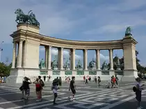 Budapest, Kolonaden am Heldenplatz, Pantheon der ungarischen Geschichte. Zwischen den S�ulen findet man Standbilder von Herrschern und bedeutenden historischen Gestalten Ungarns von den Anf�ngen in Europa bis zum Ende des 19. Jahrhunderts (25.08.2018)