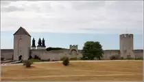 Visby. Die alte Hansestadt wird von einer 3,5 km langen Stadtmauer umgeben. Das Dalmanstor ist eines der Tore, durch die man in die Stadt gelangt. Daneben �berragen die T�rme des Doms die Mauern. 24.07.2018
