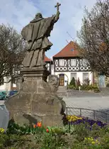 Burgkunstadt, Statue des Heiligen Johannes Nepomuk am Marktplatz, Sandstein, wohl von Pankraz Fries 1777 erschaffen (16.04.2017)
