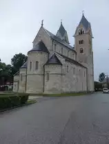 Lebeny, romanische Pfarrkirche St. Jakob, erbaut um 1206, 1638 von den Jesuiten erneuert, 1683 von den T�rken zerst�rt, 1772 Wiederaufbau durch die Jesuiten, seit 1838 Pfarrkirche (25.08.2018)