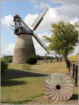 Porta Westfalica. Die Windm�hle im Ortsteil Eisbergen stammt aus dem Jahr 1855. Der aus Bruch- und Sandsteinen erbaute Erdholl�nder wurde in den Jahren 1989-1992 an den jetzigen Standort versetzt. 2007 durch einen Sturm und Feuer zerst�rt, wurde die M�hle 2008-09 wieder aufgebaut. 01.09.2018