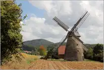 Porta Westfalica. Die Windm�hle im Ortsteil Eisbergen stammt aus dem Jahr 1855. Der aus Bruch- und Sandsteinen erbaute Erdholl�nder wurde in den Jahren 1989-1992 an den jetzigen Standort versetzt. 2007 durch einen Sturm und Feuer zerst�rt, wurde die M�hle 2008-09 wieder aufgebaut. 01.09.2018