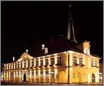 Das Rathaus von Uelzen in n�chtlicher Beleuchtung. Im Hintergrund ist der Kirchturm der Marienkirche zu erahnen. Uelzen liegt im Zentrum der L�neburger Heide. Aufnahmedatum: 09.10.2005