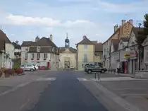 Givry, Rathaus aus dem 18. Jahrhundert mit einer T�r in Form des Arc de Triomphe (01.08.2018)