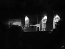 Ein Geb�ude im Dunkeln auf den Klippen von Dover. (Juli 2018)