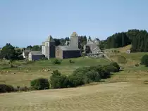 Saint-Ch�ly-d’Aubrac, romanische Kirche aus dem 12. Jahrhundert und altes Hospiz (31.07.2018)
