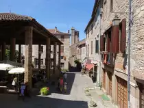 Cordes-sur-Ciel, alte Markthalle mit 100 Meter tiefem Brunnen und H�user in der Rue Saint-Michel (30.07.2018)