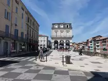 Castres, Geb�ude am Quai de Jacobines am Fluss Agout (30.07.2018)