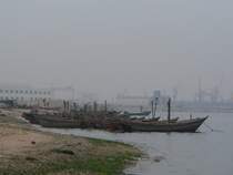 Herk�mmliche Fischerei in Shanhaiguan am Gelben Meer. Hier die Fischerboote. 09/2007