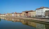 Blick von der Arnobr�cke in Pisa auf die gegen�berliegende H�userzeile am Lungarno Ranieri Simonelli, 06.09.2018.