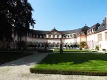WEILBURG/LAHN-SCHLOSS-INNENHOF
Hoch �ber WEILBURG thront auf einem von der LAHN umflossenen Bergsporn das zwischen 1533-72
errichtete prachtvolle Schloss mit angrenzendem Schlossgarten- hier,am 19.9.2018,der Innenhof,dessen
sattgr�ne Rasenfl�chen dank guter Bew�sserung den trockenen und hei�en Sommer
bestens �berstanden haben.....