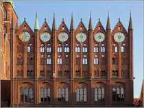 Stralsund. Die Historischen Altst�dte Stralsund und Wismar geh�ren seit 2002 zum UNESCO-Weltkulturerbe. Am Alten Markt stehen mehrere denkmalgesch�tze Geb�ude. An der S�dseite z.B. das Rathaus, das 1444 um diese Schaufassade erg�nzt wurde. 28.07.2018