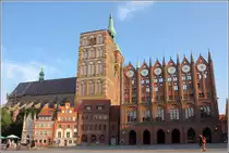Stralsund. Die Historischen Altst�dte Stralsund und Wismar geh�ren seit 2002 zum UNESCO-Weltkulturerbe. Am Alten Markt stehen mehrere denkmalgesch�tze Geb�ude. Die S�dseite wird beherrscht von der St.-Nikolai-Kirche, die erstmals 1276 urkundlich erw�hnt wurde und dem Rathaus, mit desssen Bau um 1300-1310 begonnen wurde. 28.07.2018