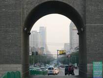 Durch die Stadtmauer, die die Innenstadt von Xi'an umgibt, f�hren riesige Verkehrsstra�en. 09/2007