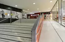 Bilder von der “Neuen Mitte“ Wuppertals rund bzw. aus dem neuen Wuppertaler Hauptbahnhof der der herausragenden Bedeutung Wuppertals, als erstem gro�en Industriezentrums unseres Landes, das die damals kleinen St�dtchen des angrenzenden und aus Wuppertal hervorgegangenen Ruhrgebiets und St�dte wie D�sseldorf und Leverkusen (Bayer nebst Aspirin etc. kommt aus Wuppertal!!!) mit nach oben zog, nun endlich wenigstens in Ans�tzen gerecht wird! Im Speziellen wird hier der Zugang zu den Gleisen im rechten Teil der Bahnhofs-Mall gezeigt. Aufnahme-Datum: 19.09.2018