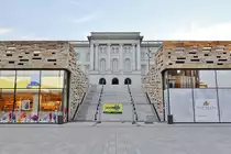 Aufgang zur historischen Bundesbahndirektion neben dem alten (von 1848!!!)  und neuen Hbf in Wuppertal-Elberfeld, von der aus alle wichtigen Schienenwege in NRW geplant wurden, weil Wuppertal, als erstes gro�es Industriezentrum Deutschlands, nat�rlich auch eine der wichtigsten St�dte f�r die Eisenbahn-Geschichte in Deutschland war, f�r die die �lteste Eisenbahnstrecke im Westen Deutschlands und die zweit �lteste Preu�ens gebaut wurde. Das ganze f�hrte ins damals noch verschlafene Fischer- und Residenzst�dtchen D�sseldorf, um die Textil- und Chemie-Waren aus dem gro�en Wuppertal bzw. der damaligen Doppel-Gro�stadt Elberfeld-Barmen mit ann�hernd  300.000 Einwohnern �ber die dortigen Rheinh�fen und dann Rotterdam, auf die Weltm�rkte bringen zu k�nnen. Elberfeld (Wuppertal-Elberfeld) finanzierte daf�r auch den Ausbau der noch zu kleinen Rheinh�fen und erm�glichte dem St�dtchen D�sseldorf, �hnlich den St�dtchen des Ruhrgebiets, so erst den Aufstieg zur Gro�stadt! Diese St�dte behaupten heute mit Hilfe der heute dort sitzenden Medien und um sich politisch in Vorteil l�gen zu k�nnen, genau das Gegenteil! Dies zeigt beispielhaft auf, wie �ffentliche Meinung in Deutschland f�r Interessen manipuliert wird. Aufnahme-Datum: 19.09.2018