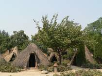 Banpo Siedlung Xi'an: Hier wurde eine 6000 Jahre alte neolithische Siedlung ausgegraben ausgegraben. Im Bild zu sehen ist eine Rekonstruktion der H�tten aus der damaligen Zeit. 09/2007