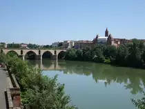 Montauban, Blick auf die Br�cke Pont Vieux und dem Schloss an der Tarn (29.07.2018)