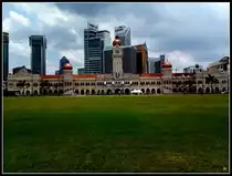 Kuala Lumpur, Merdeka Square oder Dataran Merdeka, also der Platz, selbstverst�ndlich mitten im Herzen der Stadt gelegen, unter britischer Herrschaft ein Cricketfeld, wo am 31. August 1957 die Unabh�ngigkeit Malaysias erkl�rt wurde. In der malaysischen und indonesischen Sprache bedeutet das Wort Merdeka entweder Freiheit oder Unabh�ngigkeit. BTW Bahasa Malaysia und Bahasa Indonesia ist die gleiche Sprache in zwei standardisierten Sprachvarianten (wie beispielsweise Kroatisch und Serbisch). Sept. 2018.
