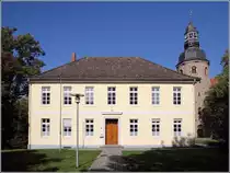 Zeven. Das Amtsgerichtsgeb�ude wird vom Turm der Klosterkirche St. Viti �berragt. 29.09.2018