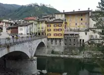 Varallo, Ponte Antonini zur Altstadt, im Hintergrund das Kloster Sacro Monte (05.10.2018)