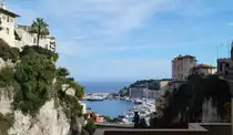 Blick vom Vorplatz des Bahnhofsgeb�udes in Monaco hinunter in Richtung Hafen, 08.09.2018.