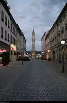 Blick auf die Bahnhofstra�e in Konstanz am Abend. Wie der Name schon sagt, befindet sich am Ende der Stra�e der Bahnhof mit seinem markanten Turm.
[8.7.2018 | 21:39 Uhr]
