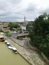 Nerac, Ausblick auf die Pfarrkirche Notre-Dame am Ufer des Fluss Baise (28.07.2018)