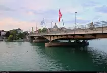 Abendlicher Blick vom Rheinsteig auf die Alte Rheinbr�cke in Konstanz.
Die Rheinbr�cke verf�gt neben einem Fu�- und einem Radweg sowie einer f�nfstreifigen Stra�e auch �ber ein Gleis f�r die Eisenbahn.
[9.7.2018 | 20:58 Uhr]