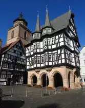 ALSFELD/HESSEN-HISTORISCHES RATHAUS
Vielen Modellbahnern als Bausatzmodell von KIBRI/FALLER vertraut,findet man das Originalgeb�ude im
Zentrum der Altstadt am Marktplatz- 1512-1516 in zwei Bauphasen errichtet,wobei der steinerne Unterbau
fr�her als Markthalle genutzt wurde.....
dahinter der Turm der WALPURGISKIRCHE aus dem 13. Jahrhundert...am 10.10.2018