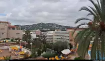 Blick vom Hotel Guitart Central Park Aqua Resort auf die Stadt Lloret de Mar (E) Richtung Gebirgszug (Serras) der Costa Brava.
[16.9.2018 | 17:18 Uhr]