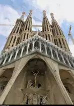 Schwer zu fotografieren ist die gro�e Sagrada Fam�lia in Barcelona (E), von dem spanischen Architekten Antoni Gaud� entworfen und immer noch im Bau.
Ich habe es einmal von dieser Perspektive versucht.
[18.9.2018 | 12:48 Uhr]
